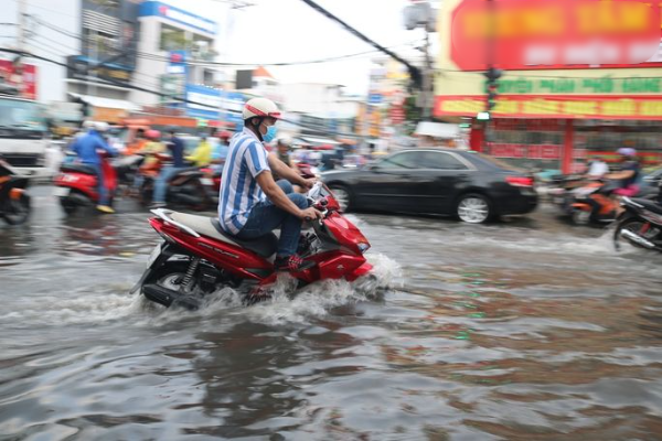 CSGT giúp hàng trăm người Sài Gòn mùa mưa: Chỉ mong bà con đỡ cực