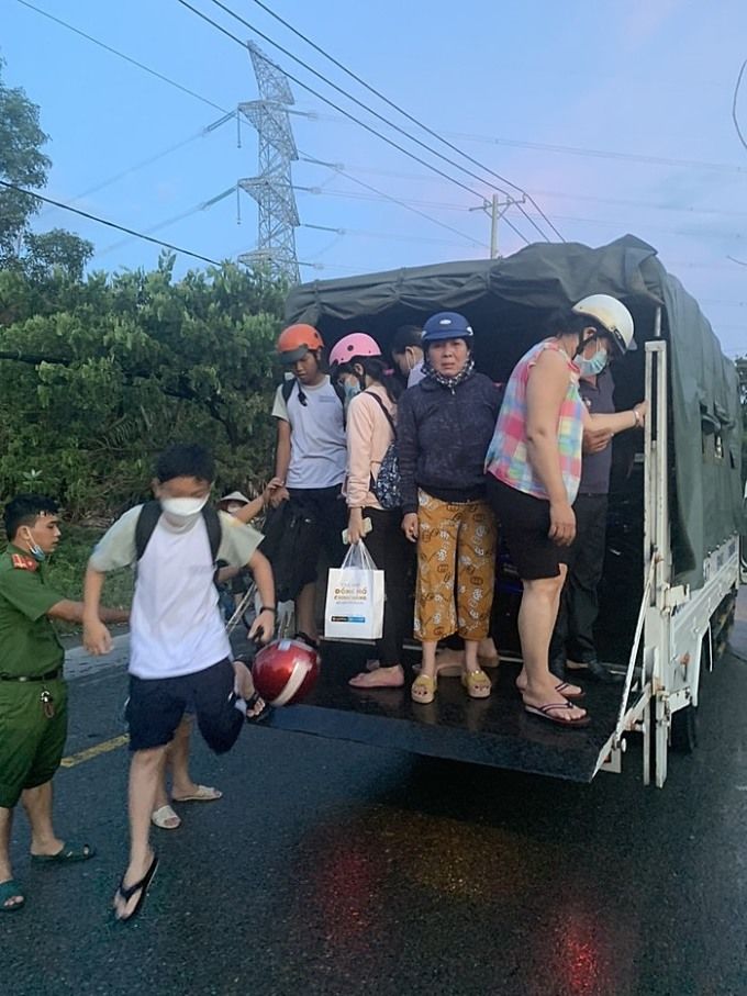 CSGT giúp hàng trăm người Sài Gòn mùa mưa: Chỉ mong bà con đỡ cực