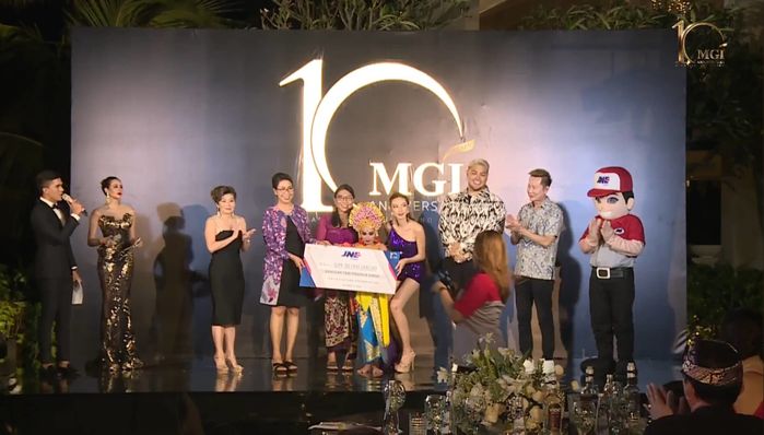 Hành động điểm 10 của Thùy Tiên: Cúi người trước hoàn cảnh kém may