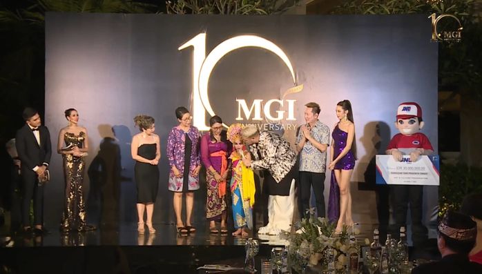 Hành động điểm 10 của Thùy Tiên: Cúi người trước hoàn cảnh kém may