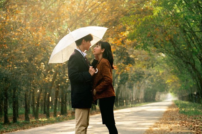 Hẹn hò chốn rừng cao su thay lá: Đỏ rực tưởng phim Hàn