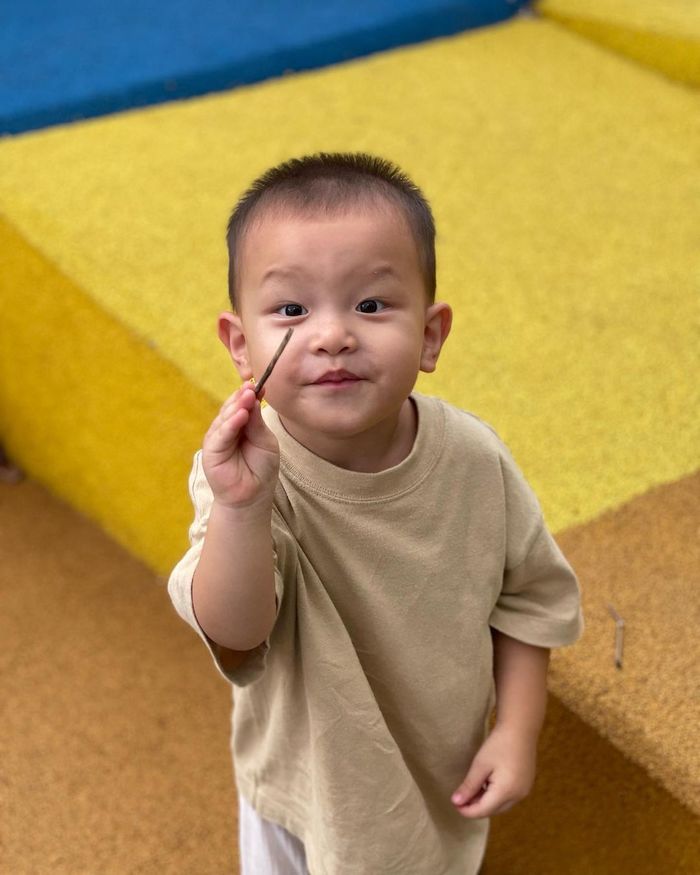 Hồ Ngọc Hà đăng ảnh bên chồng: Biểu cảm Kim Lý nhìn đâu cũng ra Leon
