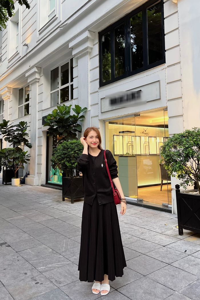 Hòa Minzy có cả bộ sưu tập váy áo hack tuổi: Không khác thiếu nữ