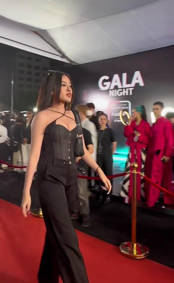 Hot girl “trứng rán cần mỡ đi thảm đỏ hay diễn thời trang đều bị té