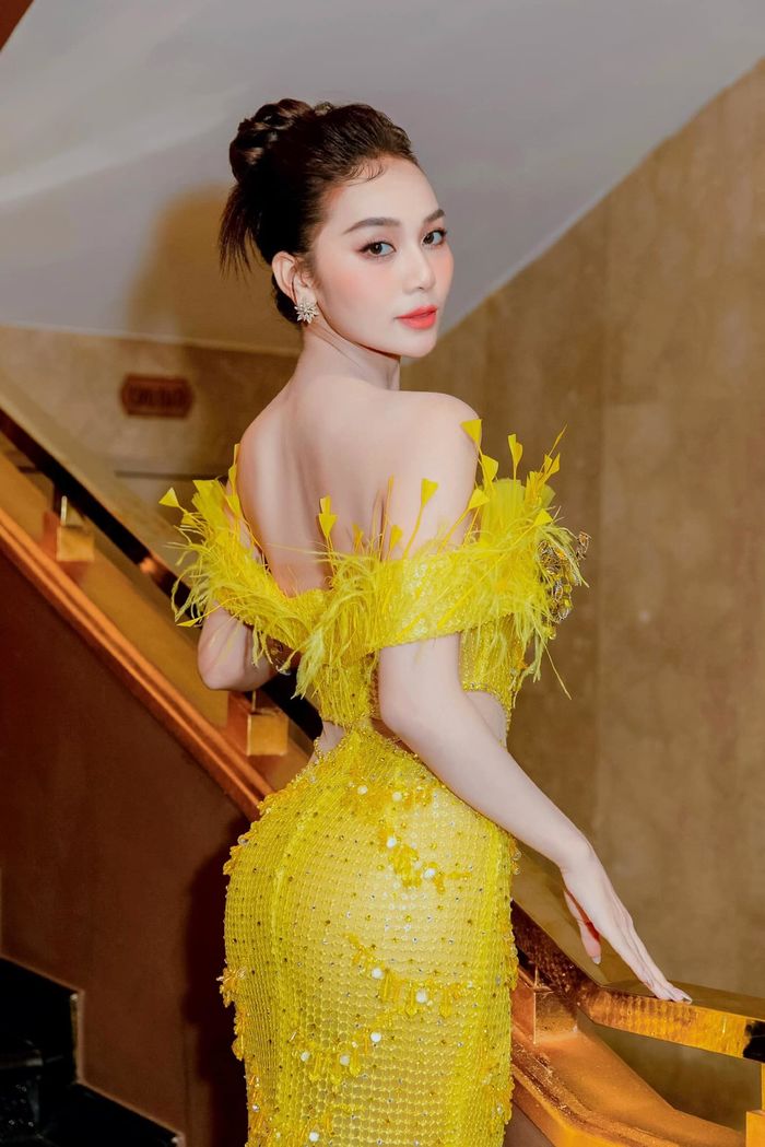 Hot TikToker Hoàng Kim Chi lần đầu đi diễn thời trang cực thần thái