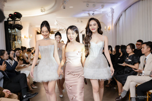 Hot TikToker Hoàng Kim Chi lần đầu đi diễn thời trang cực thần thái