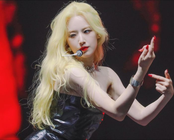 Idol Kpop tóc xơ xác, tiêu điều vì sử dụng hóa chất