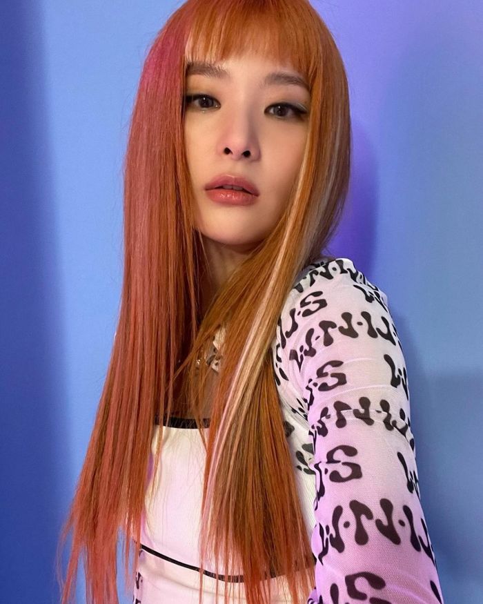 Idol Kpop tóc xơ xác, tiêu điều vì sử dụng hóa chất