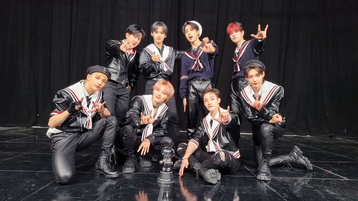 Idol suýt không ra mắt trong nhóm hiện tại: J-Hope ở lại BTS vì RM