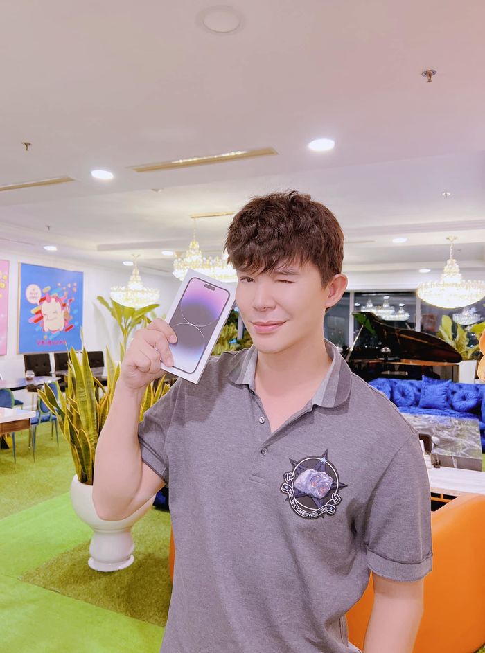Iphone 14 mở bán: Người mua xếp hàng từ 0h, giá chưa lên kệ đã giảm