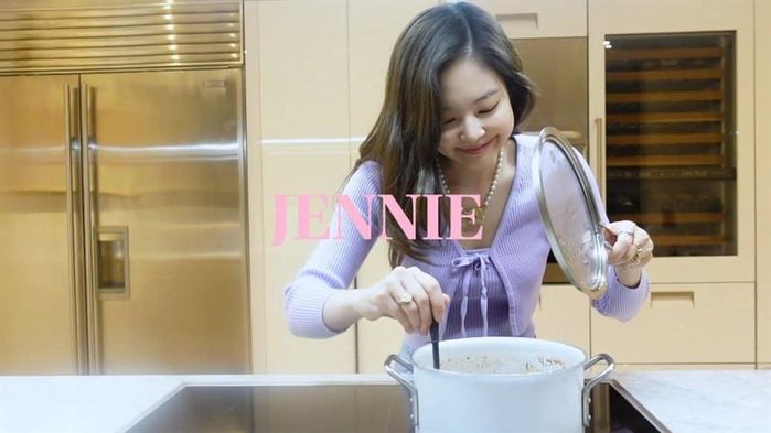 Jennie đa năng từ ca hát tới nấu ăn: Chỉ làm tóc là không biết