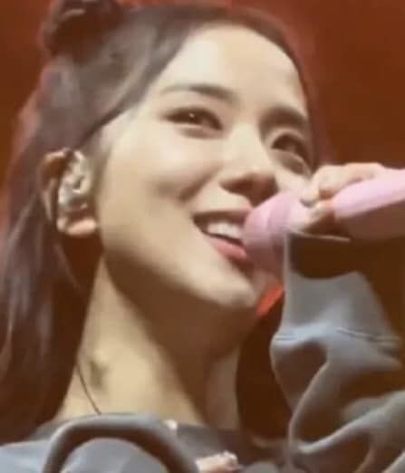 Jisoo tiếp tục nổi hạch ở cổ nhưng vẫn nhiệt huyết trên sân khấu