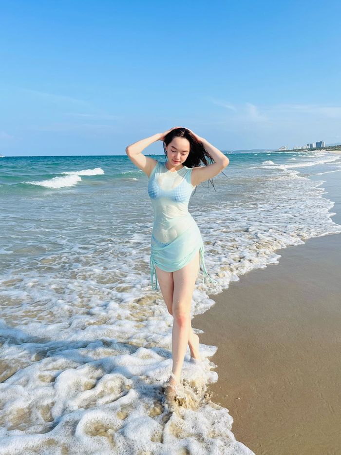 Kaity Nguyễn diện váy xẻ sâu số đo khiêm tốn, không còn vòng 1 ngày ấy