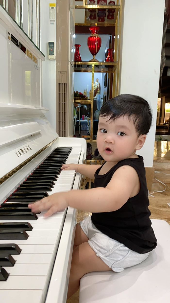 Khoảnh khắc làm ông bố bỉm sữa của Đàm Vĩnh Hưng, hết mình vì quý tử