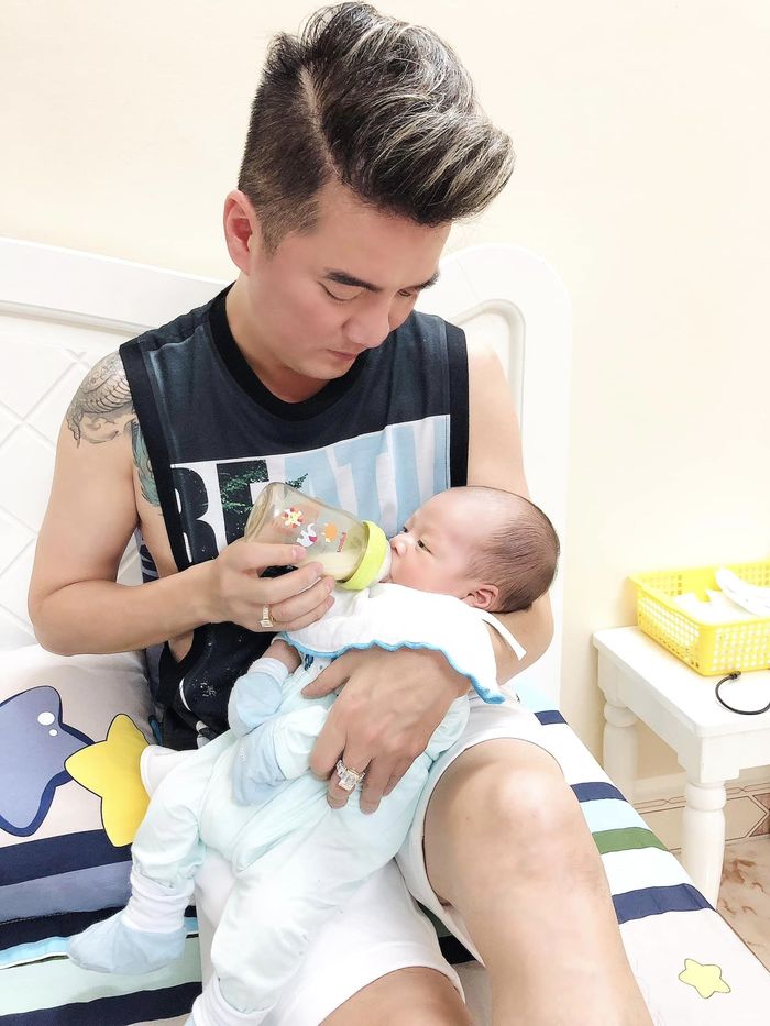Khoảnh khắc làm ông bố bỉm sữa của Đàm Vĩnh Hưng, hết mình vì quý tử