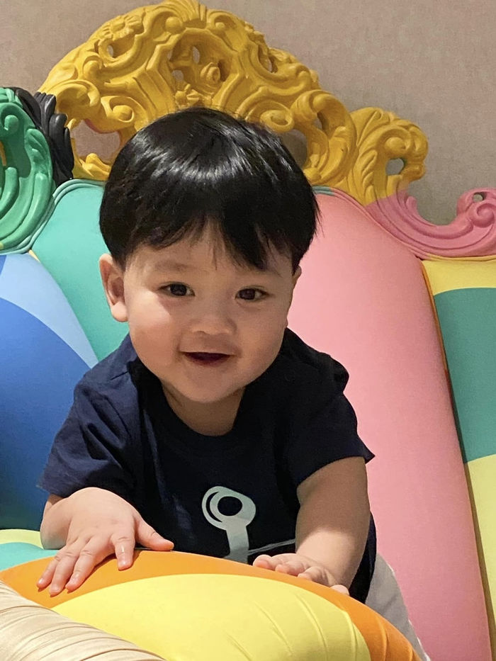 Khoảnh khắc làm ông bố bỉm sữa của Đàm Vĩnh Hưng, hết mình vì quý tử