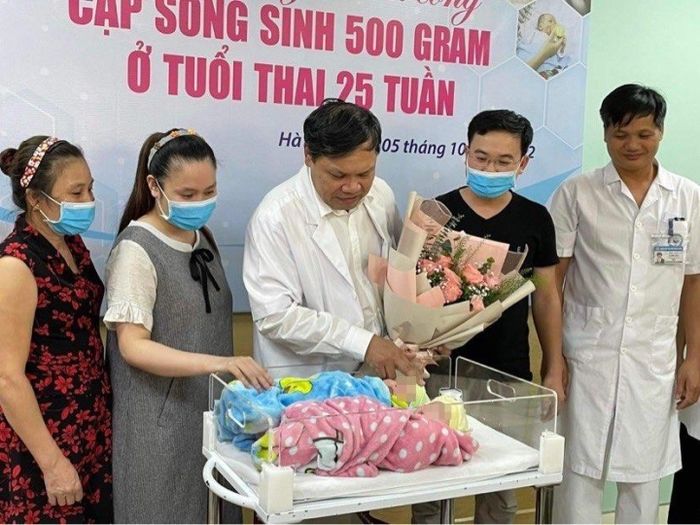 Lần đầu tiên nuôi dưỡng thành công cặp song sinh nặng 500g