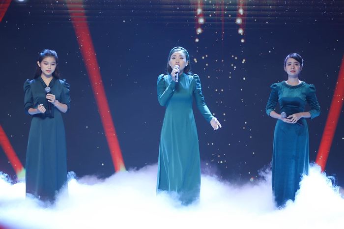 Dàn sao Việt bật khóc khi hình ảnh Phi Nhung xuất hiện trên sân khấu