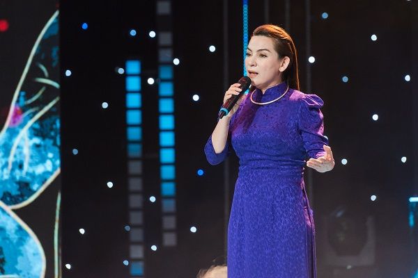 Dàn sao Việt bật khóc khi hình ảnh Phi Nhung xuất hiện trên sân khấu