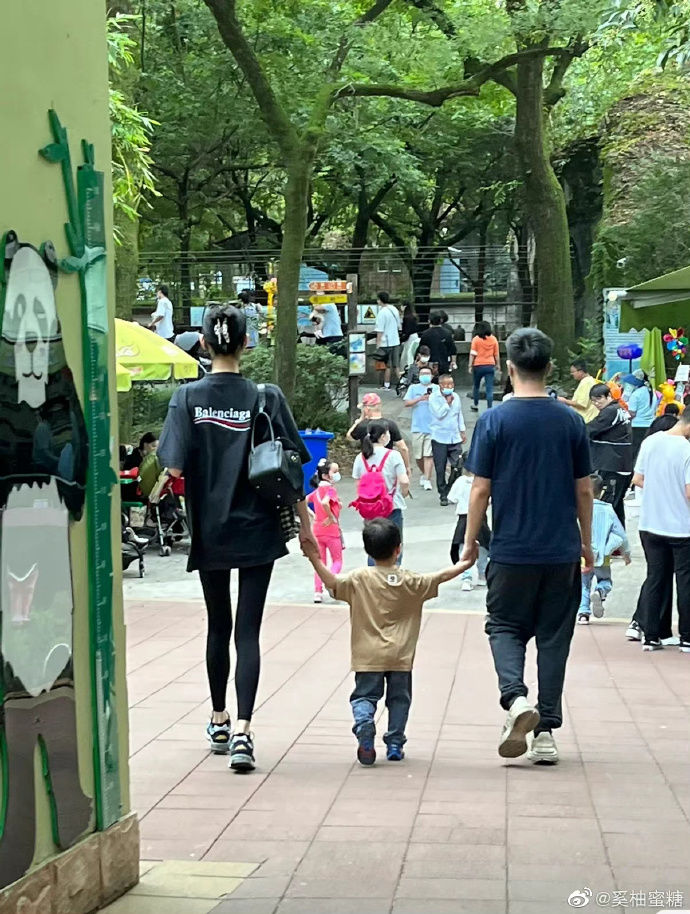 Nữ siêu mẫu lấy con vua sòng bài: được thưởng nghìn tỷ, thích việc nhà