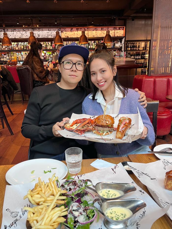 Lê Hiếu và vợ 9x đón con trai đầu lòng sau 3 năm đám cưới