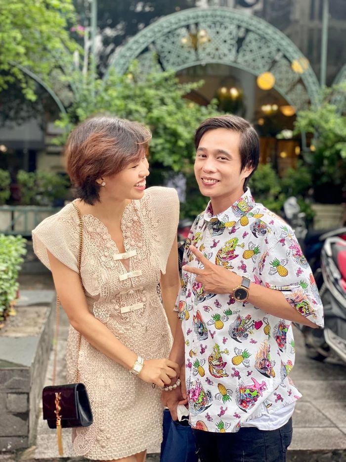 Lê Lộc - Tuấn Dũng diện đồ đồng điệu, cùng có mặt ở mọi phim trường