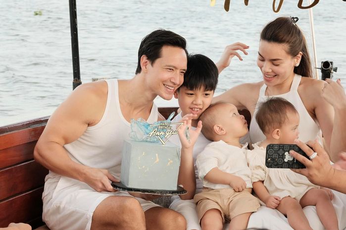 Leon đáng yêu trong hậu trường chụp ảnh mừng sinh nhật tuổi lên 2