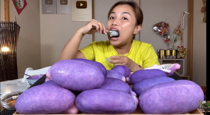 Nho tím khổng lồ tận nửa triệu đồng một quả vẫn bị Quỳnh Trần JP chê