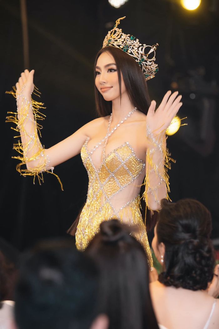 Màn final walk của Hoa hậu Thùy Tiên: hào quang sáng rực