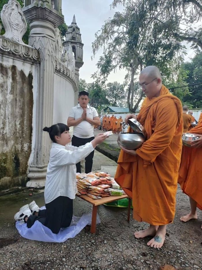 MC Đại Nghĩa gây bất ngờ với hình ảnh xuống tóc đi tu