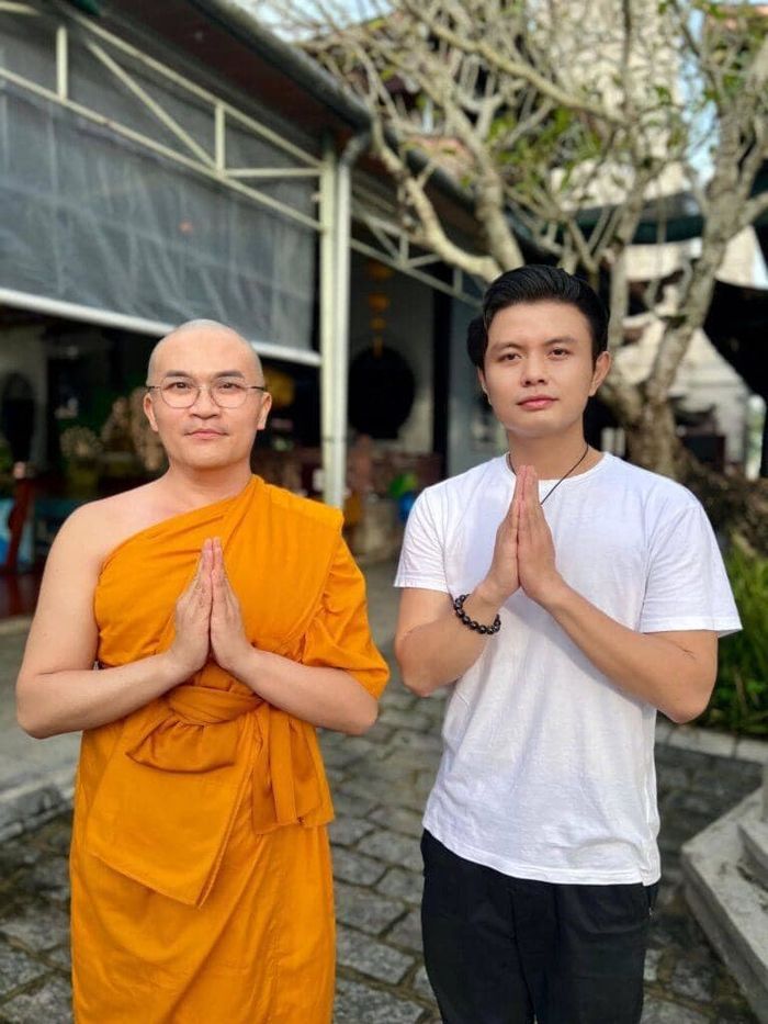 MC Đại Nghĩa gây bất ngờ với hình ảnh xuống tóc đi tu