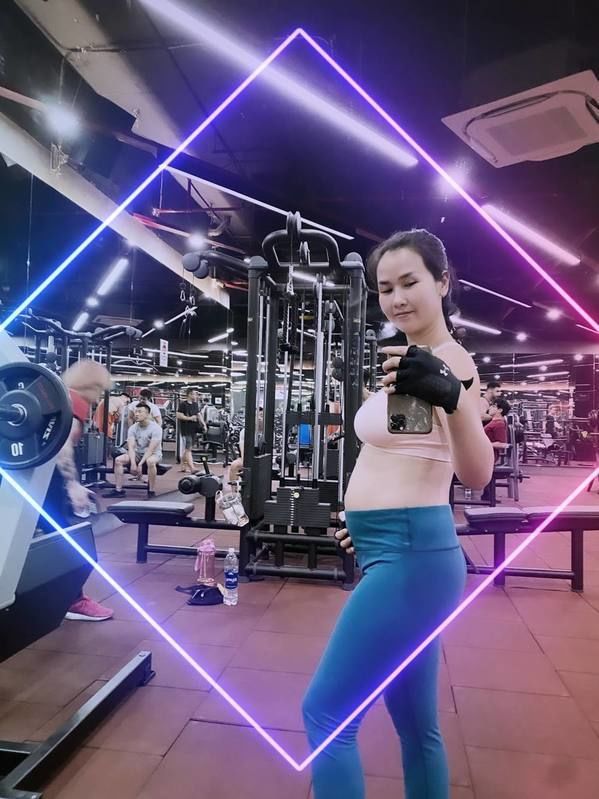 Mẹ bầu Vbiz chăm chỉ tập luyện: Mâu Thủy bầu 6 tháng vẫn tập yoga