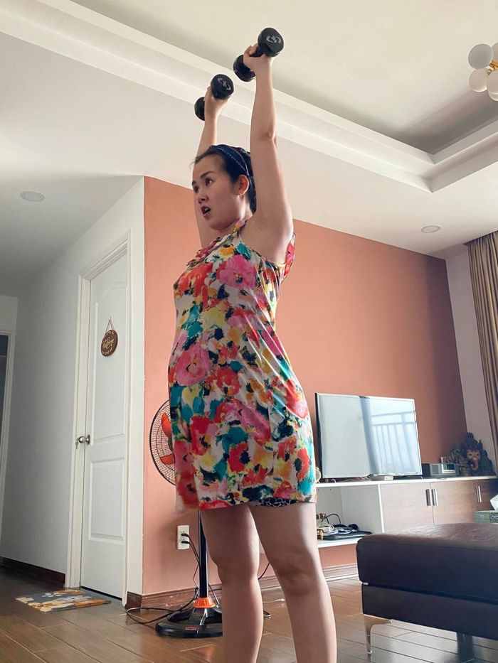 Mẹ bầu Vbiz chăm chỉ tập luyện: Mâu Thủy bầu 6 tháng vẫn tập yoga
