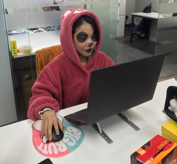 Muôn kiểu đón Halloween của cánh chị em nhân viên văn phòng