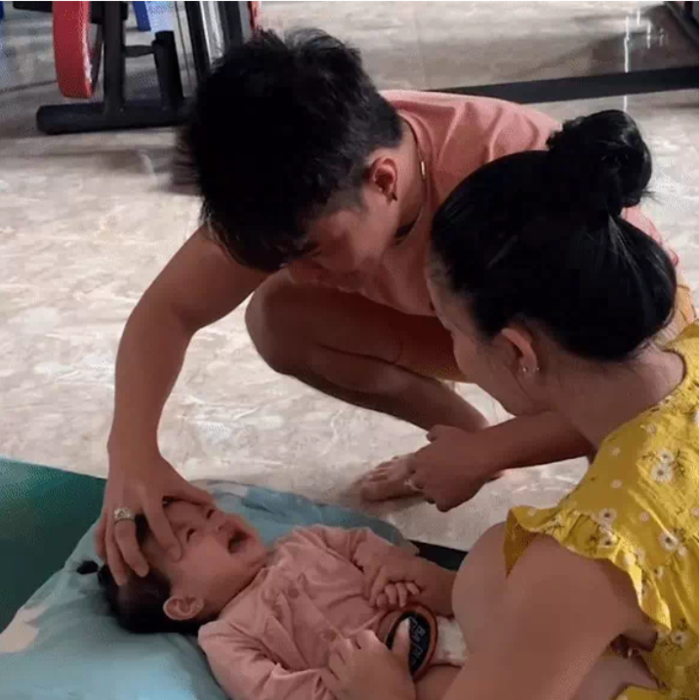 Muôn kiểu ru con ngủ của sao Việt: Đàm Vĩnh Hưng hát ru con trên xe
