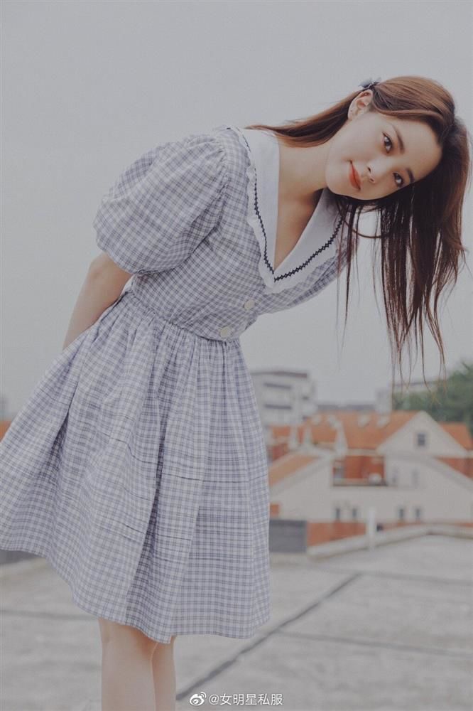 Mỹ nhân Hàn - Trung đụng hàng thiết kế: Lisa và Lộ Tư đẹp xuất sắc