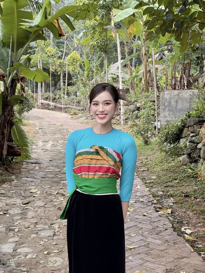 Mỹ nhân diện trang phục dân tộc thiểu số: Đỗ Thị Hà hệt gái bản