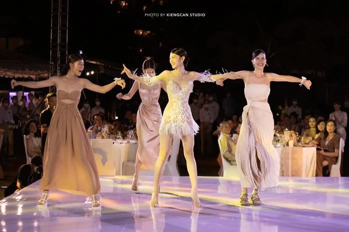 Mỹ nhân Việt đam mê váy cưới ngắn: Phương Nga khoe chân dài nuột