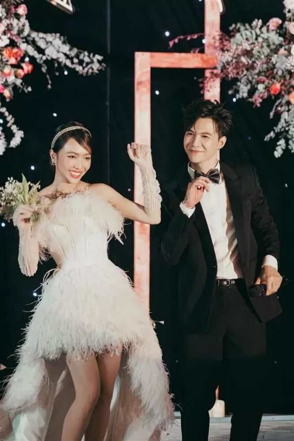 Mỹ nhân Việt đam mê váy cưới ngắn: Phương Nga khoe chân dài nuột