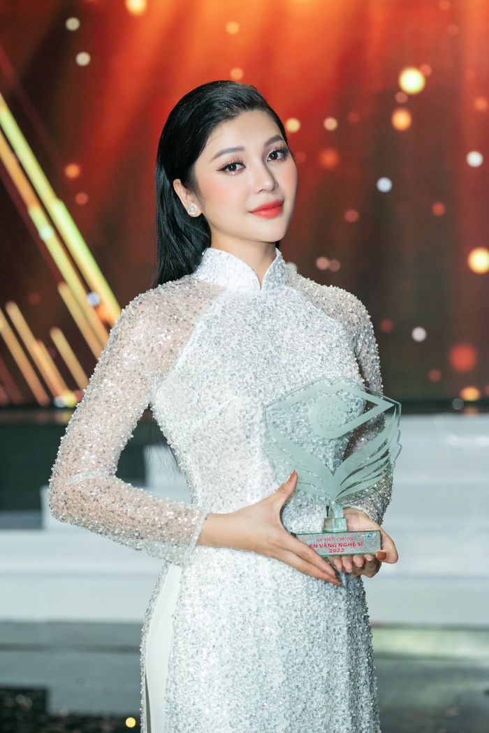Ngọc nữ bolero lấn sân đóng phim Lily Chen đạt giải bạc Én Vàng 2022