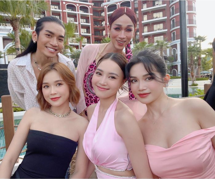 Nhi - Tú để khách ký tên lên tôn, sẵn lấy làm cửa gara xe cho nhà mới
