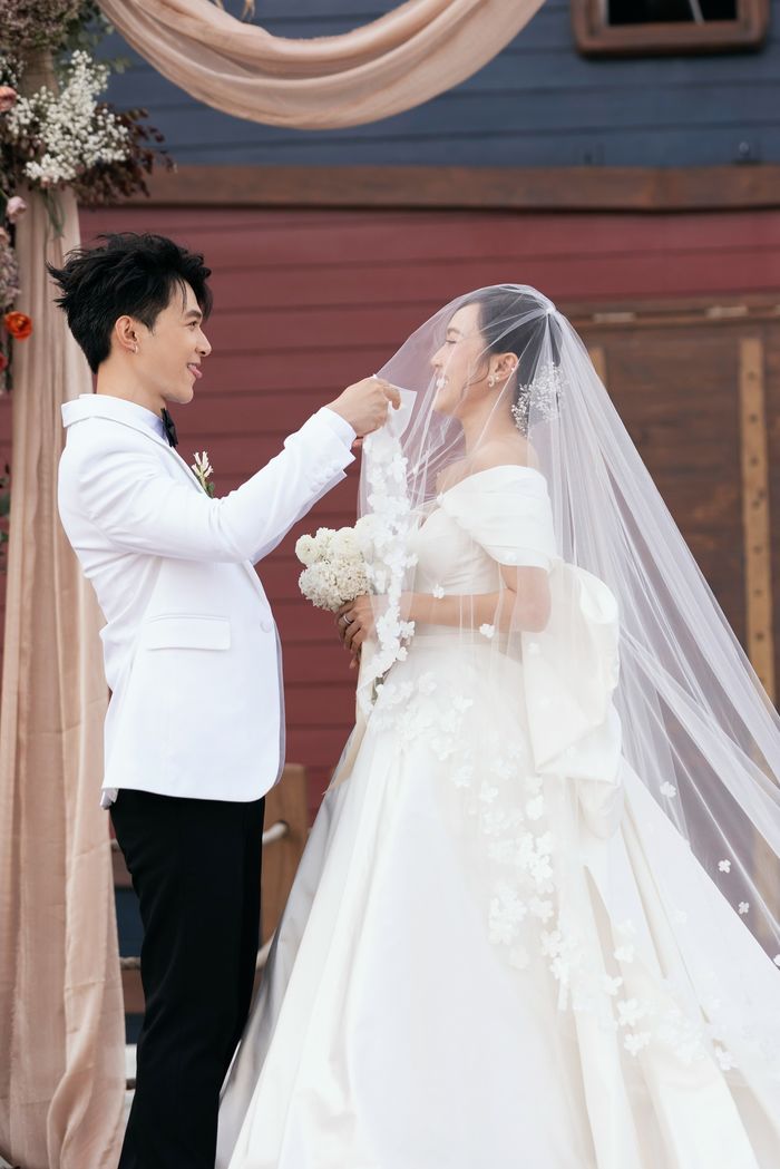 Nhi - Tú để khách ký tên lên tôn, sẵn lấy làm cửa gara xe cho nhà mới