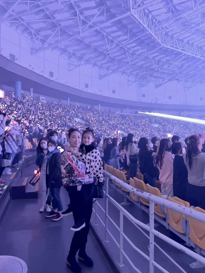 Con sao Việt đi xem show quốc tế: Ái nữ Hà Kiều Anh gặp BLACKPINK