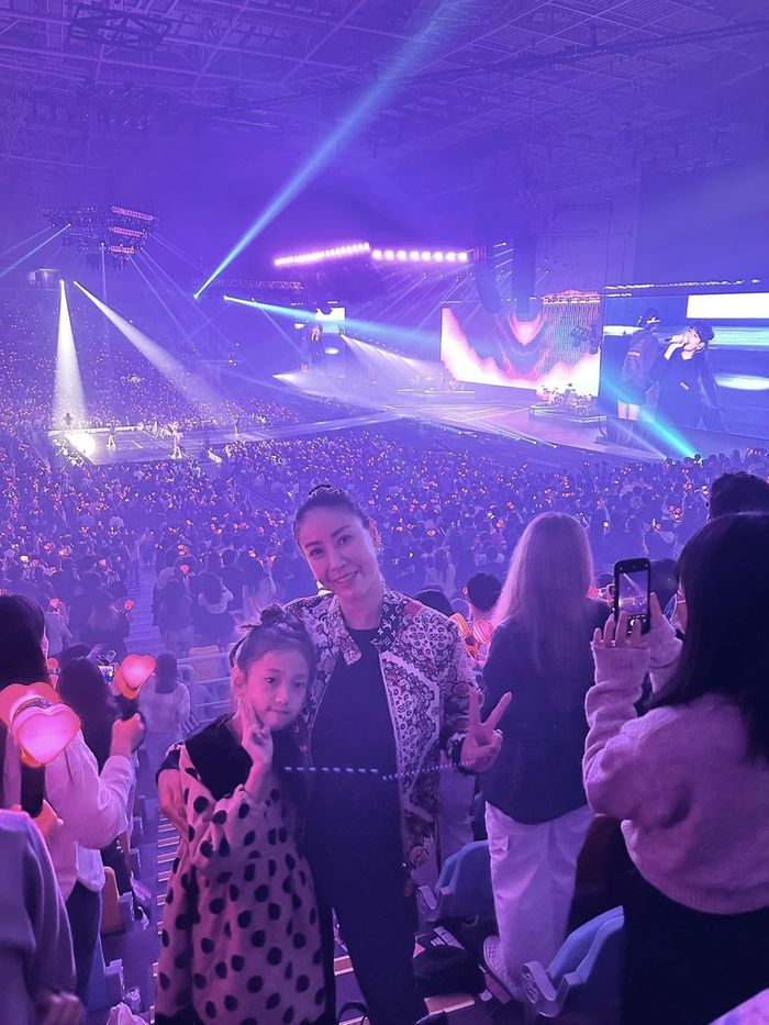Con sao Việt đi xem show quốc tế: Ái nữ Hà Kiều Anh gặp BLACKPINK