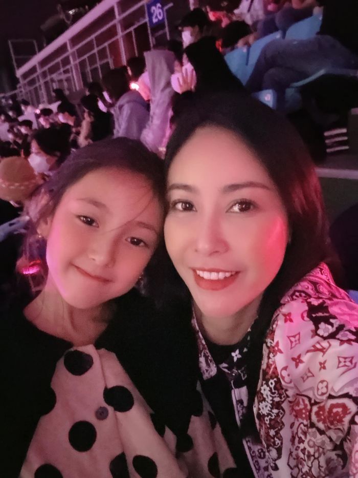 Con sao Việt đi xem show quốc tế: Ái nữ Hà Kiều Anh gặp BLACKPINK