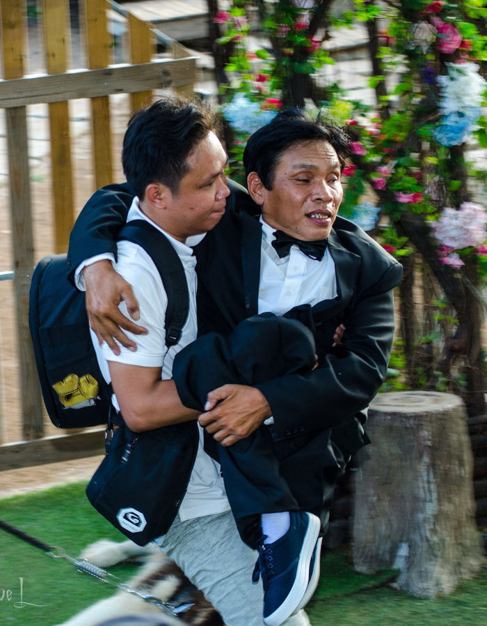 Nhóm nhiếp ảnh gia chụp ảnh cưới miễn phí cho các cặp đôi khiếm khuyết