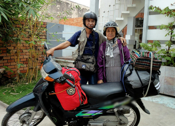 Những cặp phượt thủ máu lửa: Đôi vợ chồng U80 lái xe máy đi nước ngoài