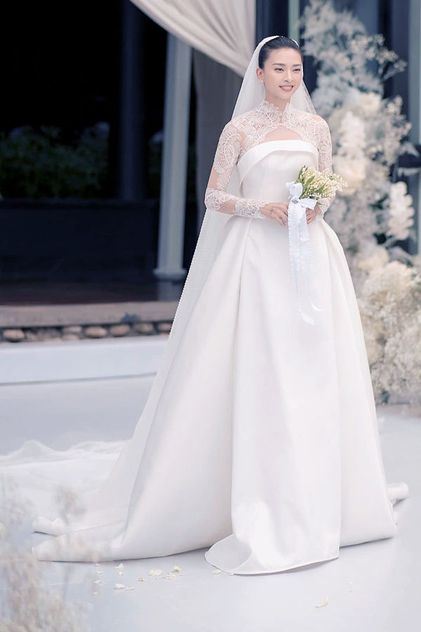 Bóc giá loạt váy cưới đắt đỏ của cô dâu Vbiz: Hà Trinh chi 130 triệu