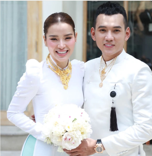 Bóc giá loạt váy cưới đắt đỏ của cô dâu Vbiz: Hà Trinh chi 130 triệu