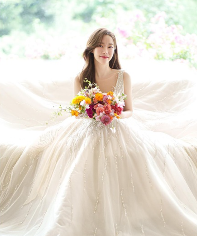 Những cô dâu tháng 10 của xứ Hàn: Bạn thân Son Ye Jin được fan mong 